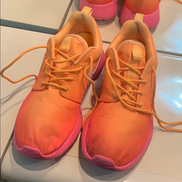 Women’s Nike Roshe Run Shoes pink ombre color - Picture 7 of 7